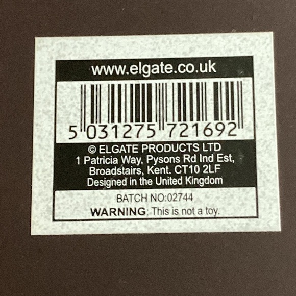 NWT - HRH Prince Harry & Meghan Markle 2018 Royal Wedding Souvenir Foil Magnet - Picture 9 of 9